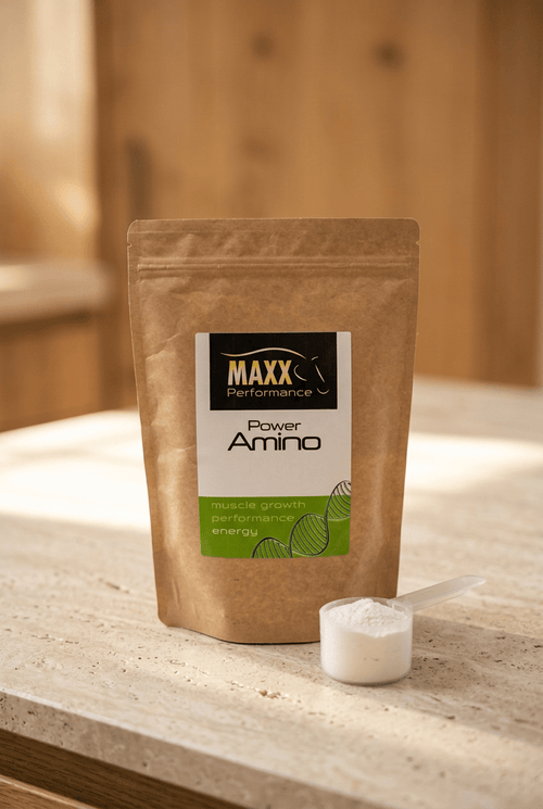 Power Amino im Originalbeutel mit weißem, mehlfeinem Pulver im Messlöffel